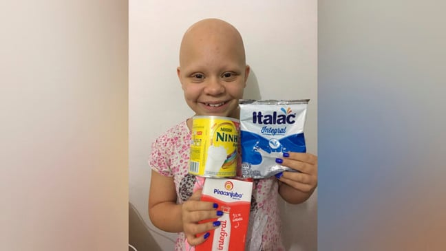 Larissa arrecada leite para o Grendacc. (Foto: Divulgação)