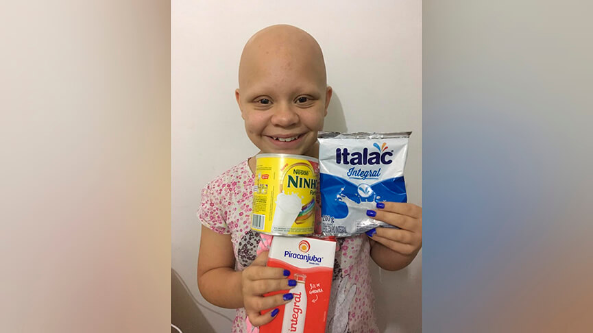 Larissa arrecada leite para o Grendacc. (Foto: Divulgação)