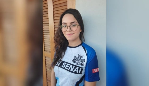 Foto de menina com uniforme da equipe de robótica do SESI Jundiaí