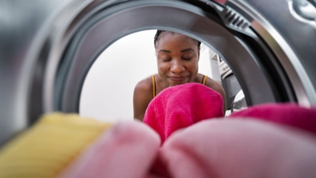 como lavar roupas de academia para eliminar odores