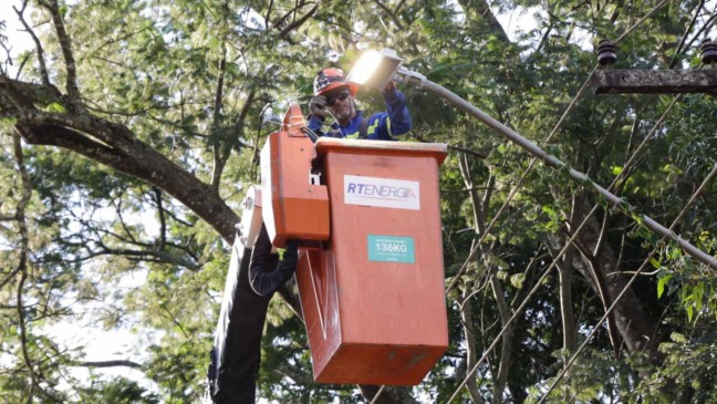 Servidor público instalando LED.