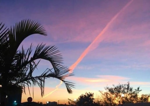Nascer do sol desta terça-feira (28) deixou um rastro de cores e beleza no céu da cidade, nos primeiros minutos do dia (Foto: Instagram @pam_e_ga, no Cidade Nova Jardim)