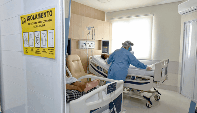 Enfermeiro auxilia pacientes com Covid-19 no HSV