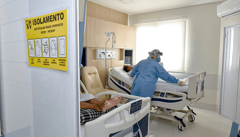 Enfermeiro auxilia pacientes com Covid-19 no HSV