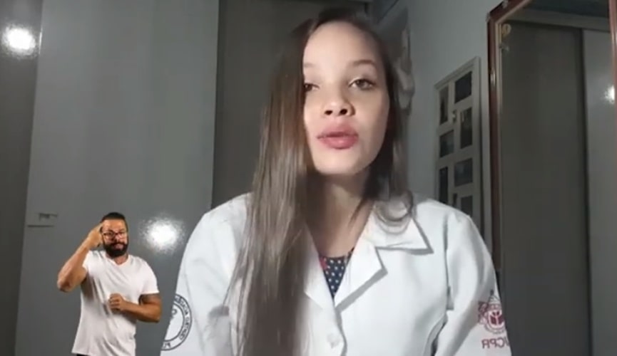 Foto de mulher e intérprete de libras