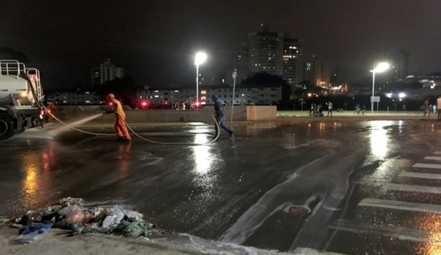 Caminhão-pipa lavando rua