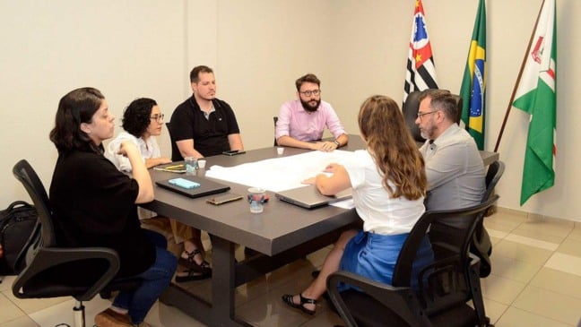 Autoridades de Várzea Paulista em reunião.