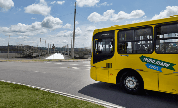 Ônibus atravessa avenida da cidade