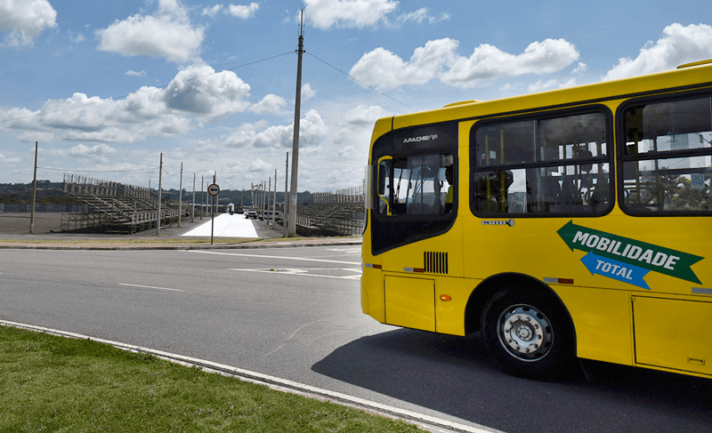 Ônibus atravessa avenida da cidade