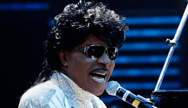 Little Richard cantando no microfone