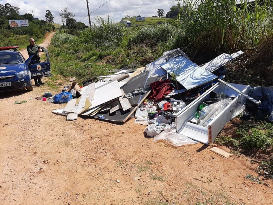 Em Jundiaí, Divisão Florestal flagra descarte de entulhos na Serra do Japi
