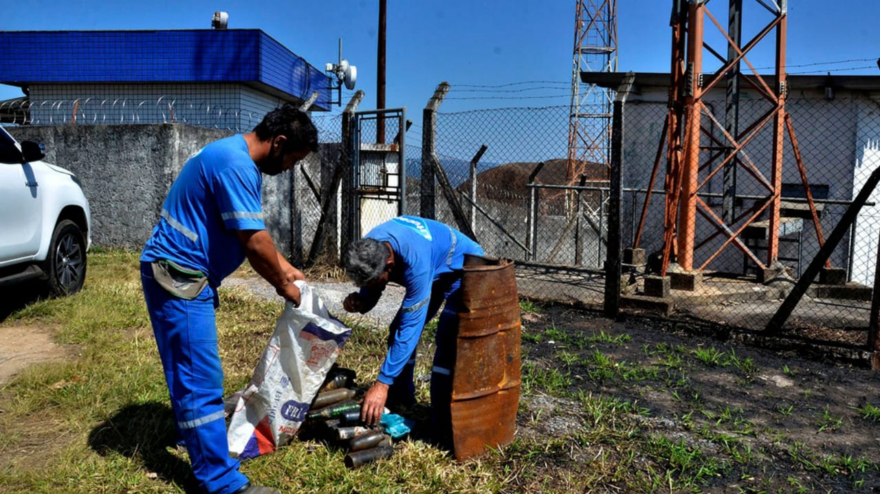 Agentes retirando lixo da Serra do Mursa