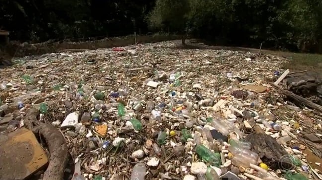 lixo acumulado depois de forte chuvas