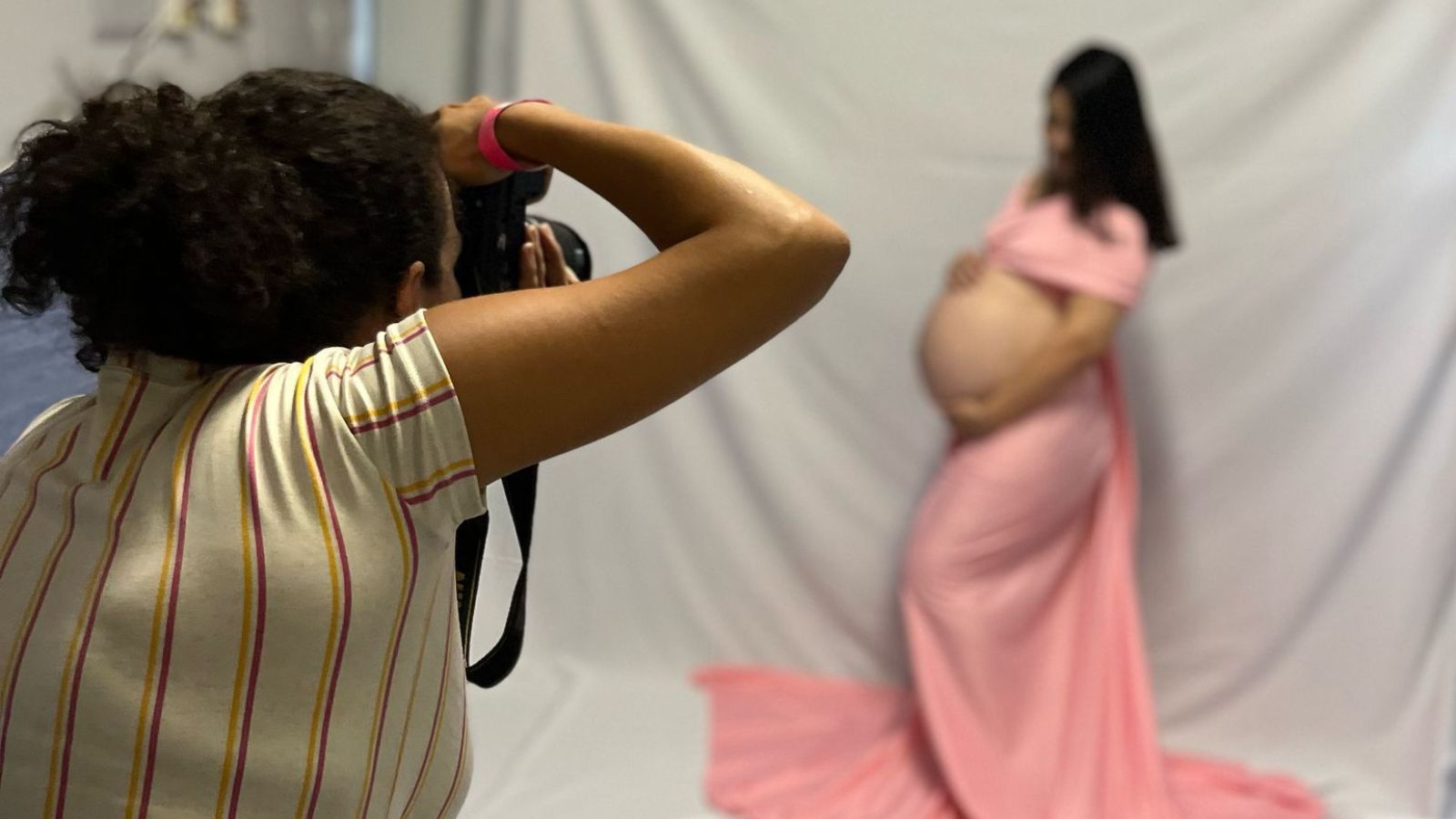 Fotógrafa fazendo ensaio de gestante.