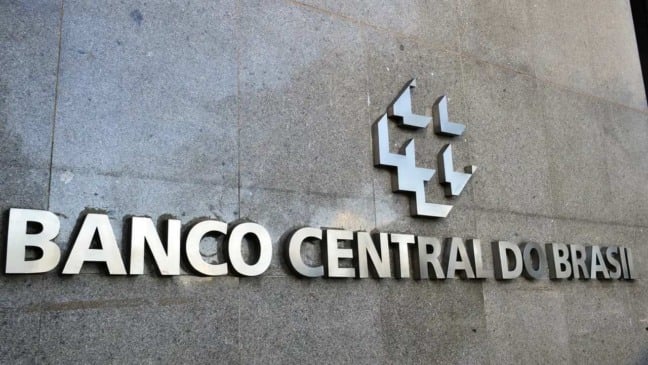 Logotipo do Banco Central do Brasil em aço inoxidável na parede.