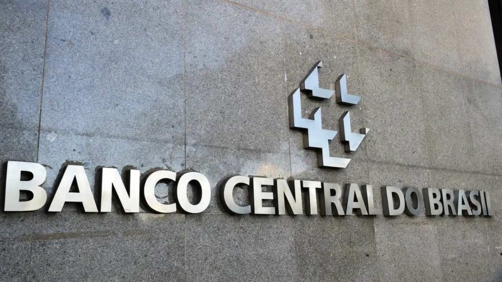 Logotipo do Banco Central do Brasil em aço inoxidável na parede.