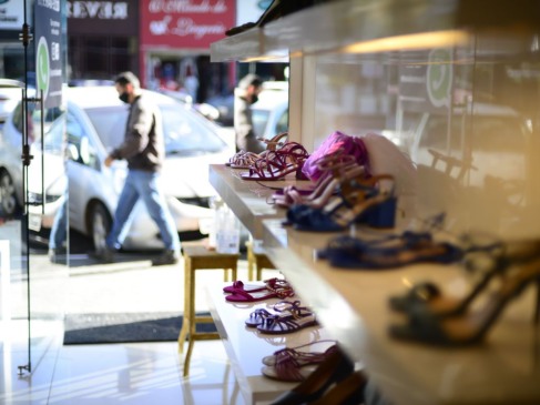 GDF libera funcionamento de lojas de roupas e sapatos