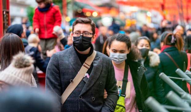 Pessoas andando nas ruas com máscara de proteção contra coronavírus