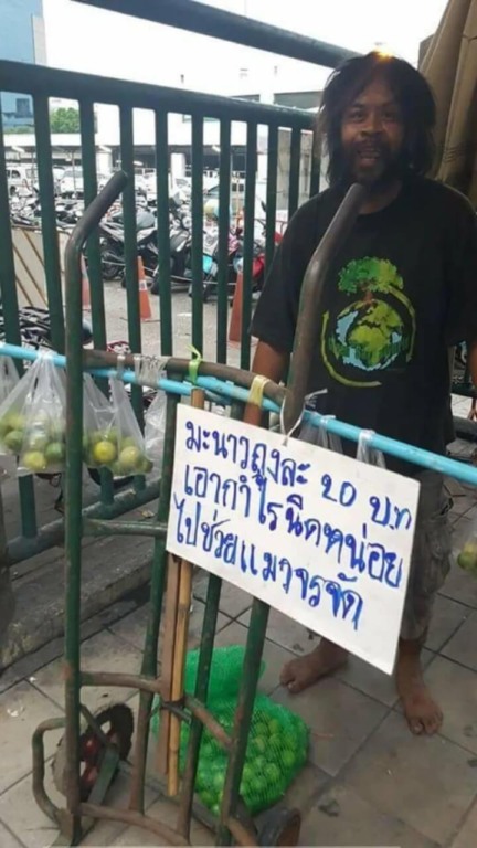 Homem com placa na rua