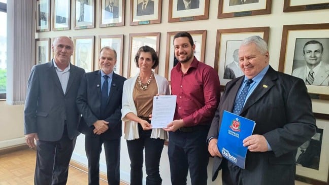 Autoridades de Loveira e estaduais.