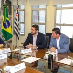 Autoridades estaduais junto de autoridades de Louveira.