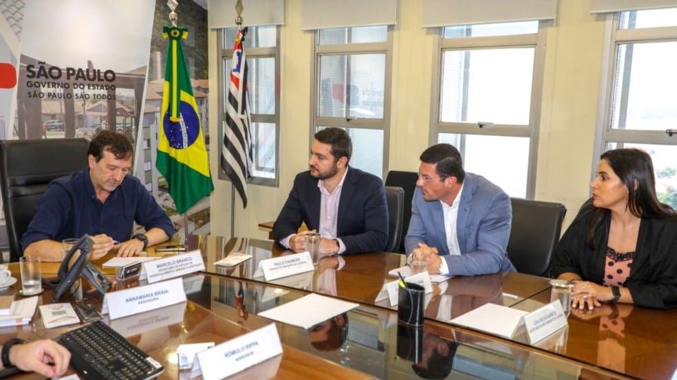 Autoridades estaduais junto de autoridades de Louveira.