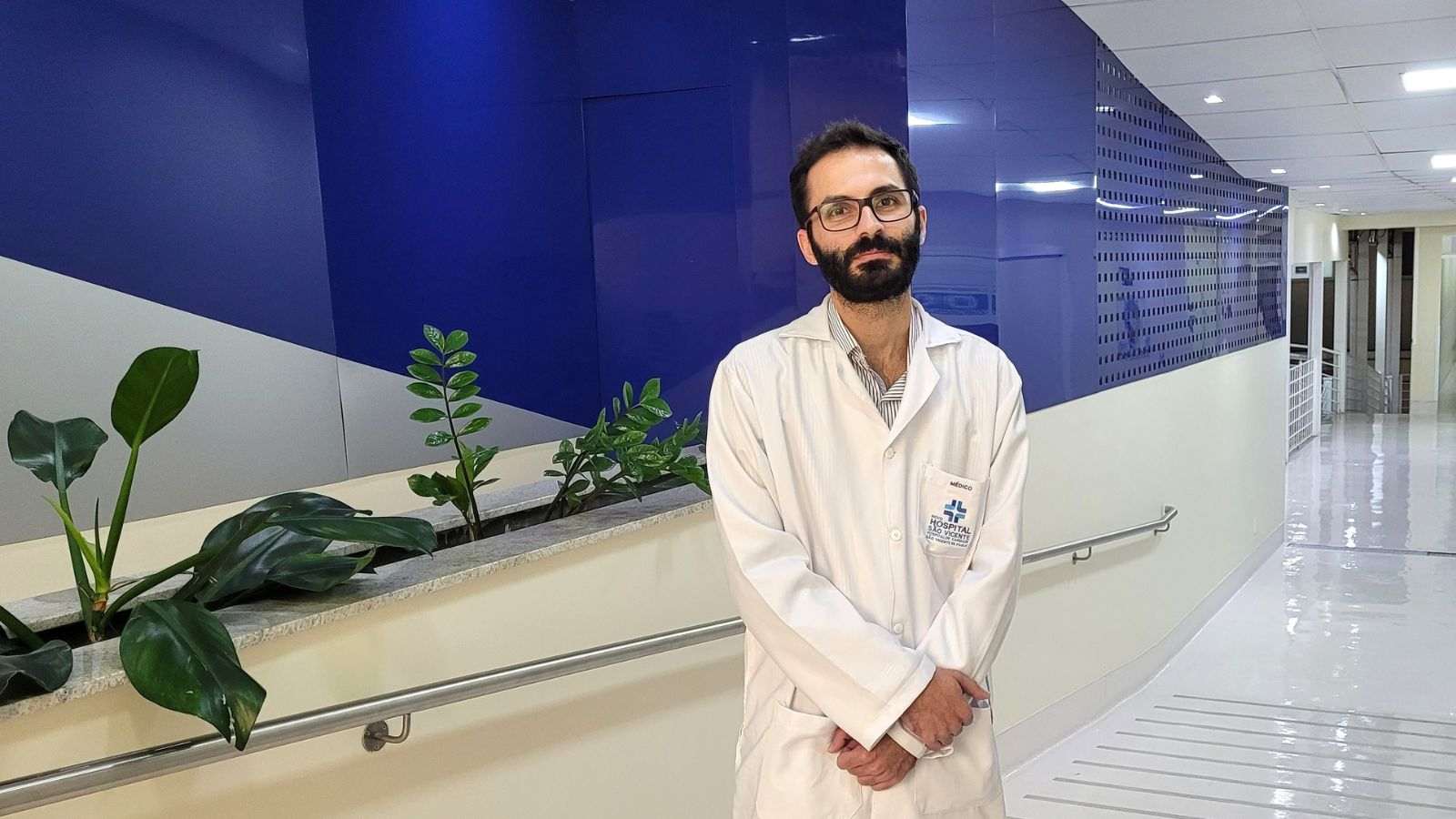 Médico em frente à unidade hospitalar.