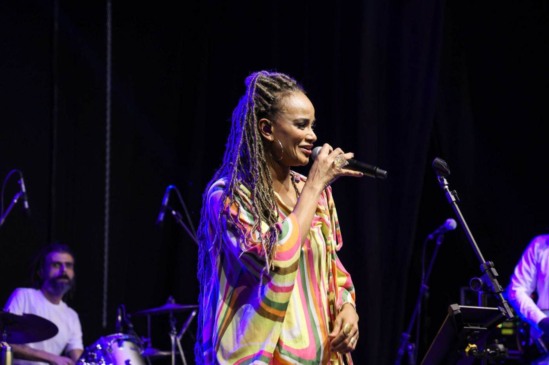 Luciana Mello empolga o público com muito samba no Festival Expressa