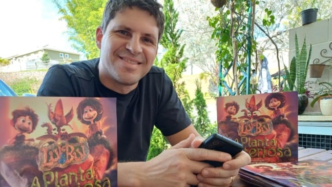 Rodrigo com a sua criação.