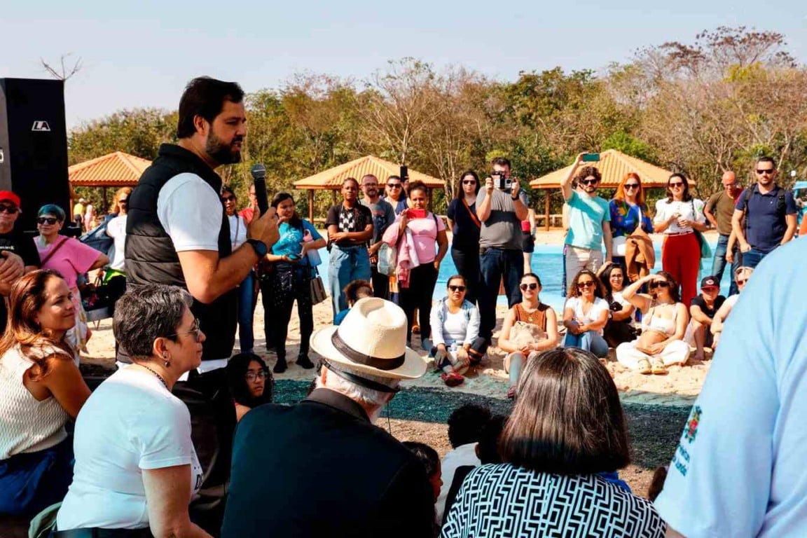 Prefeito Luiz Fernando discursa para grupo no Espaço das Águas no Mundo das Crianças em Jundiaí, cercado por visitantes.