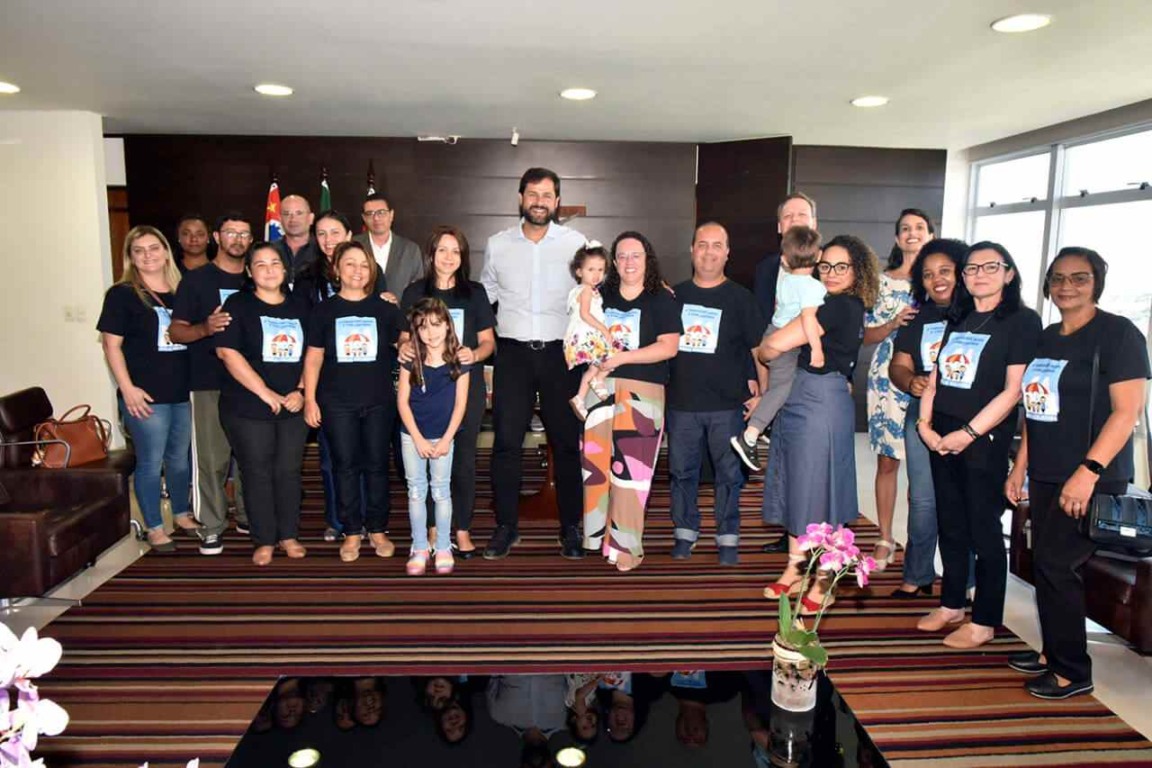 Prefeito recebeu as famílias, crianças e técnicos do serviço no gabinete do Paço