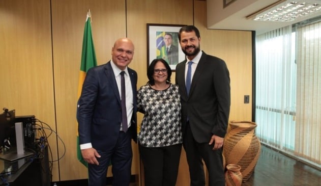 Foto de Douglas Medeiros (à esquerda), ao lado de Damares Alves (ao Centro) e de Luiz Fernando Machado (à direita)