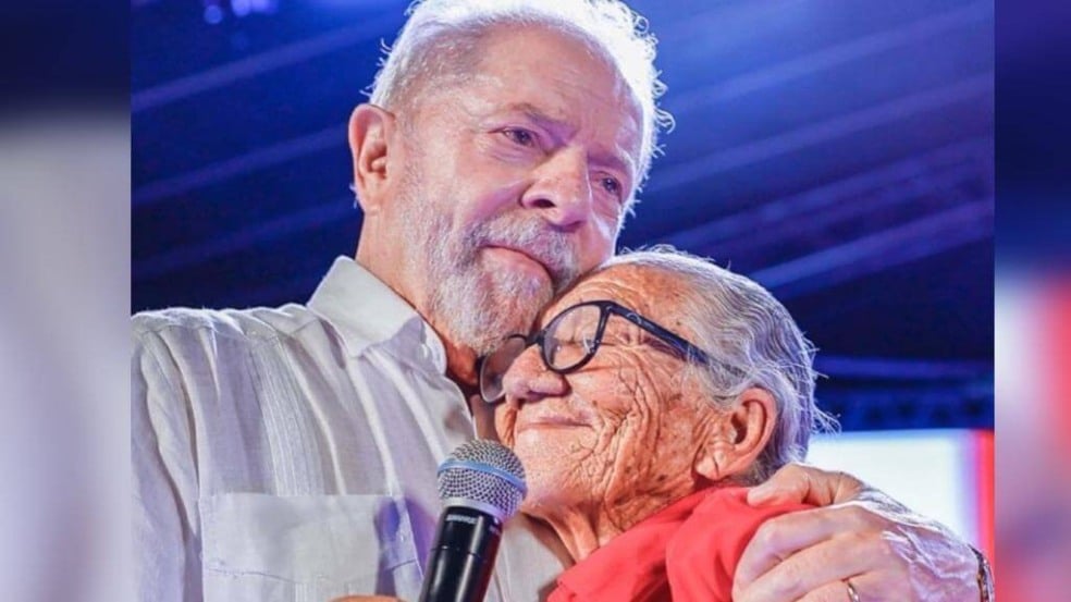 Lula abraçado a Dona Buruca
