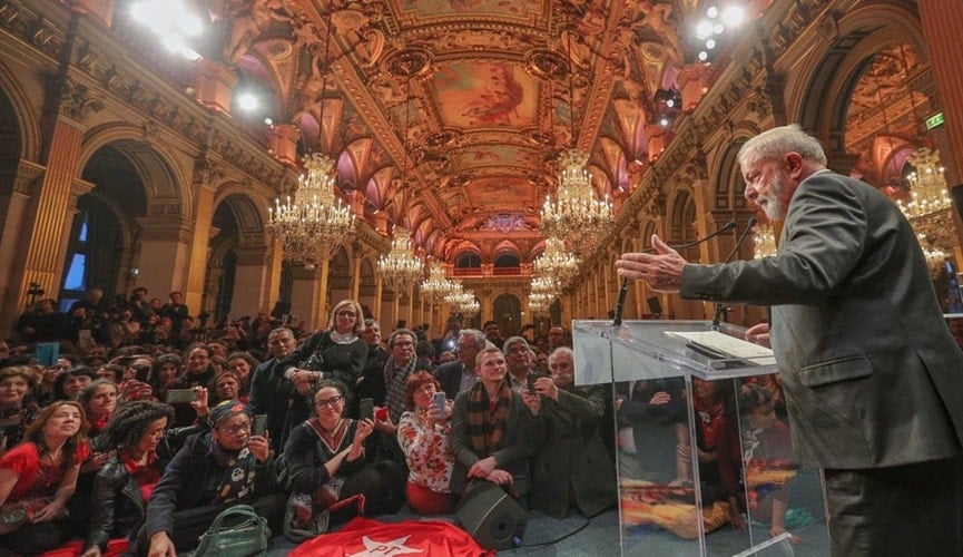 Foto de Lula discusando