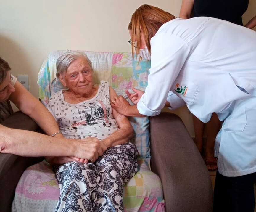 Mãe de Bolsonaro é vacinada. (Foto: Divulgação)