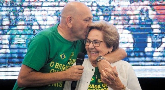 Luciano Hang com sua mãe, Regina Hang