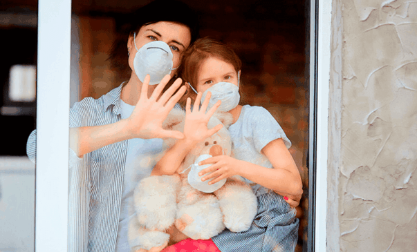 Mãe e filha de máscara fazem, cada uma, o número cinco com as mãos, formando o número dez