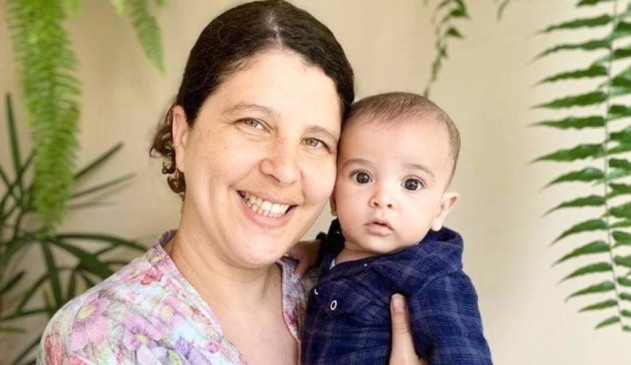 Mãe segurando filho