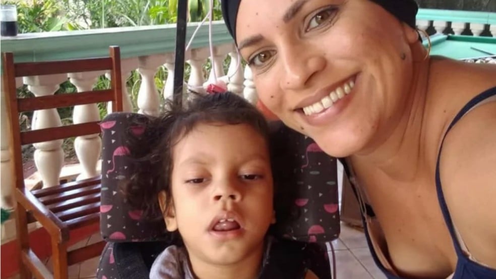 Milena, de apenas três anos, tem paralisia cerebral Milena, de apenas três anos, tem paralisia cerebral