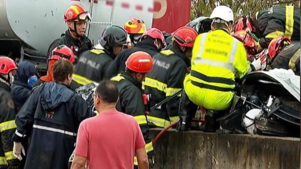 Equipe de resgate em acidente na Anhanguera