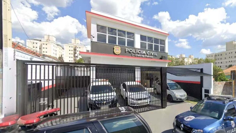 Prédio do 3º DP de Jundiaí, com carros estacionados em frente. Prédio do 3º DP de Jundiaí, com carros estacionados em frente.