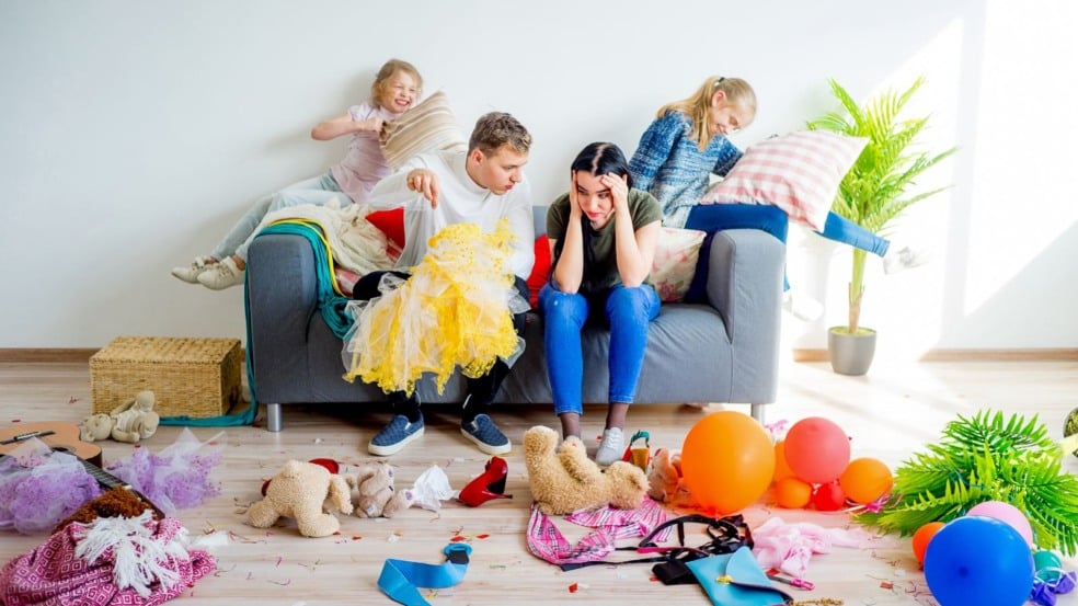 Mulher estressada enquanto filhos bagunçam a casa