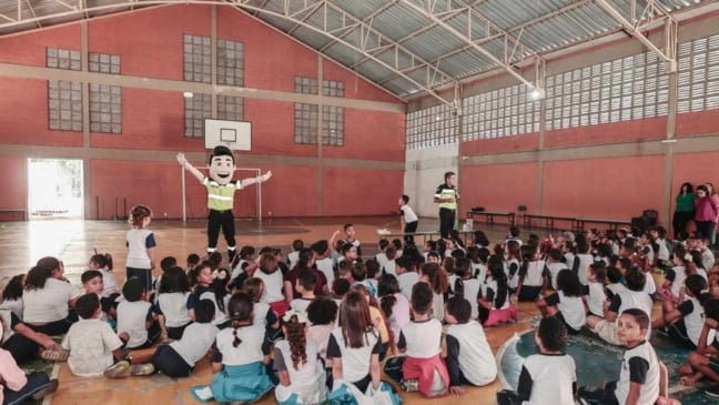 Ação do maio amarelo em escola com o Vaguinho.