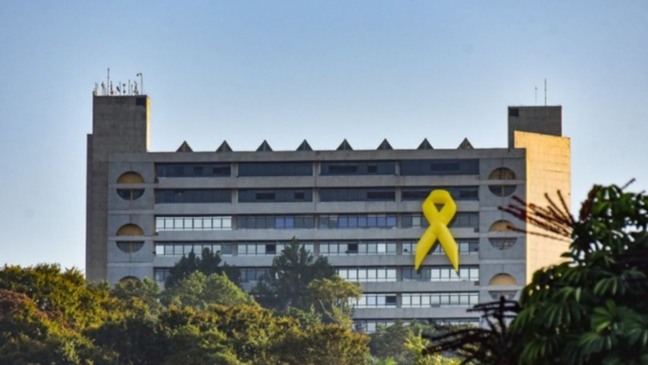 Foto: Fachada da Prefeitura de Jundiaí com laço de Maio Amarelo.