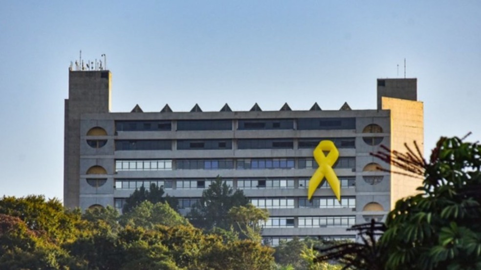 Foto: Fachada da Prefeitura de Jundiaí com laço de Maio Amarelo.