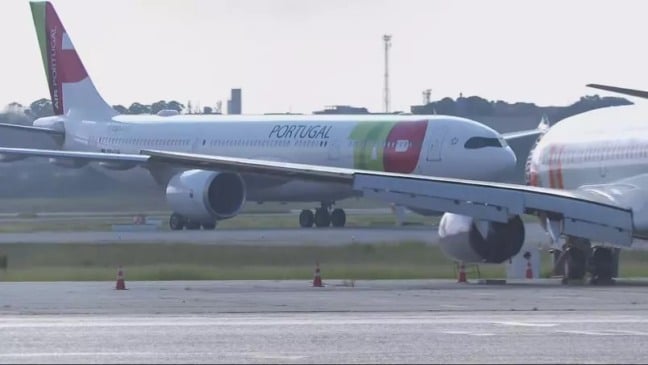 Avião pousando com mais insumos para produção da Coronavac, no Aeroporto de Guarulhos