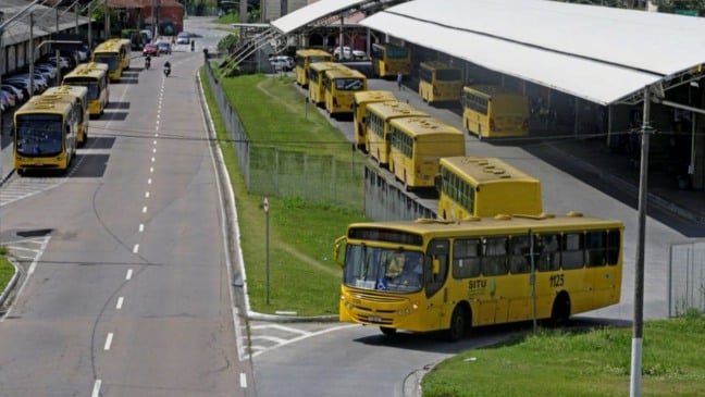 Ônibus do transporte público de Jundiaí no terminal Vila Arens