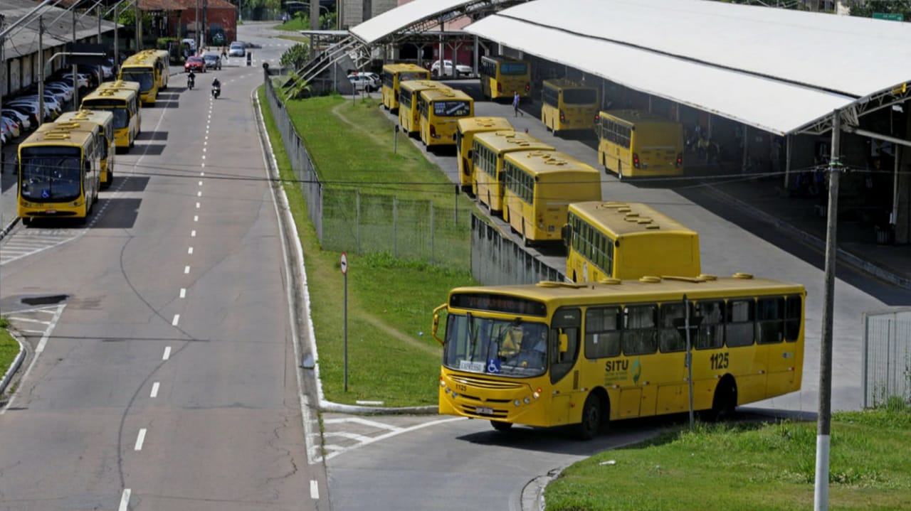 Ônibus do transporte público de Jundiaí no terminal Vila Arens
