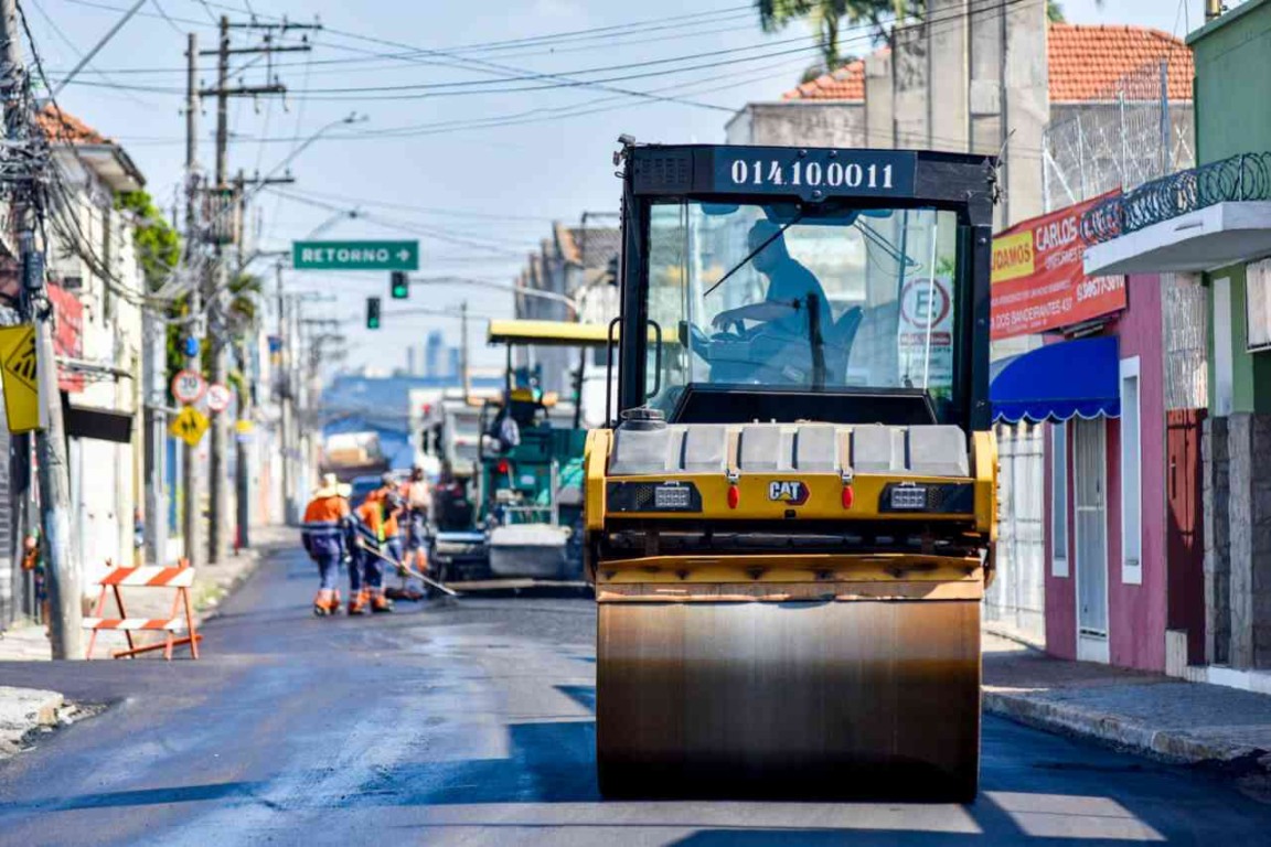 Rua Carlos Gomes está passando por recapeamento em toda a extensão