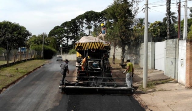Foto de operários em obras